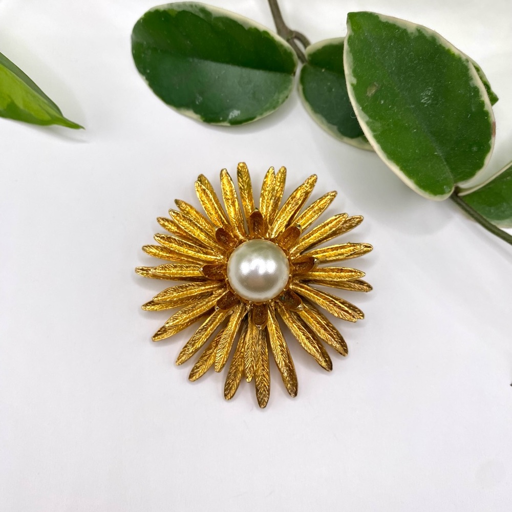 VINTAGE Gold Flower Brooch